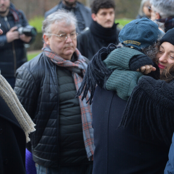 Dennis Berry (Mari de la défunte) et Marion Cotillard - Arrivées aux obsèques de Anna Karina en la chapelle de l'Est au cimetière du Père Lachaise à Paris. Le 21 décembre 2019