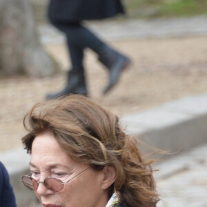 Jane Birkin - Arrivées aux obsèques de Anna Karina en la chapelle de l'Est au cimetière du Père Lachaise à Paris. Le 21 décembre 2019