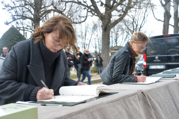 Jane Birkin, Gabrielle Lazure - Arrivées aux obsèques de Anna Karina en la chapelle de l'Est au cimetière du Père Lachaise à Paris. Le 21 décembre 2019