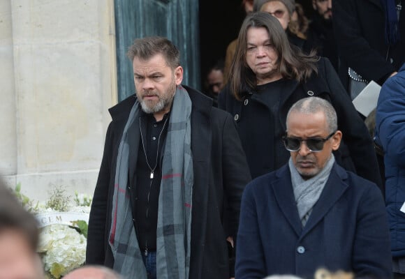 Clovis Cornillac et sa mère Myriam Boyer, Abderrahmane Sissako - Sorties des obsèques de Anna Karina en la chapelle de l'Est au cimetière du Père Lachaise à Paris. Le 21 décembre 2019