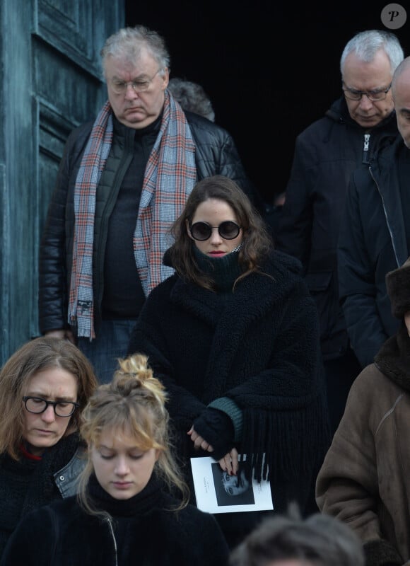 Dominique Besnehard, Marion Cotillard - Sorties des obsèques de Anna Karina en la chapelle de l'Est au cimetière du Père Lachaise à Paris. Le 21 décembre 2019