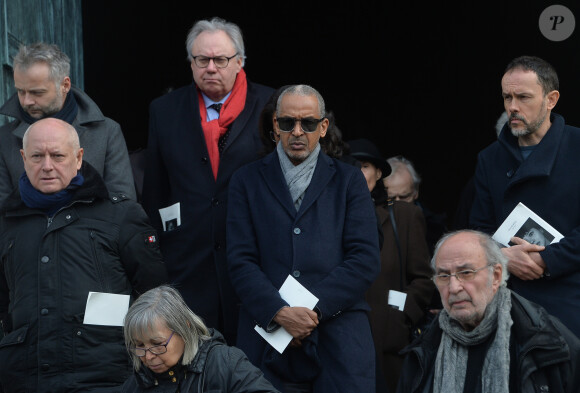 Patrick Simonin, Roger-Pierre Hermont, Abderrahmane Sissako - Sorties des obsèques de Anna Karina en la chapelle de l'Est au cimetière du Père Lachaise à Paris. Le 21 décembre 2019