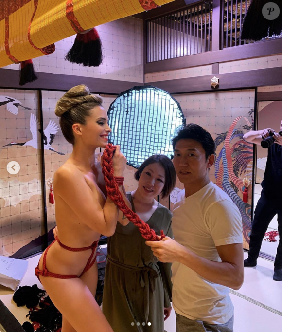 Clara Morgane dans les coulisses de la réalisation de son calendrier 2020, inspiré du Japon et de la culture geisha.