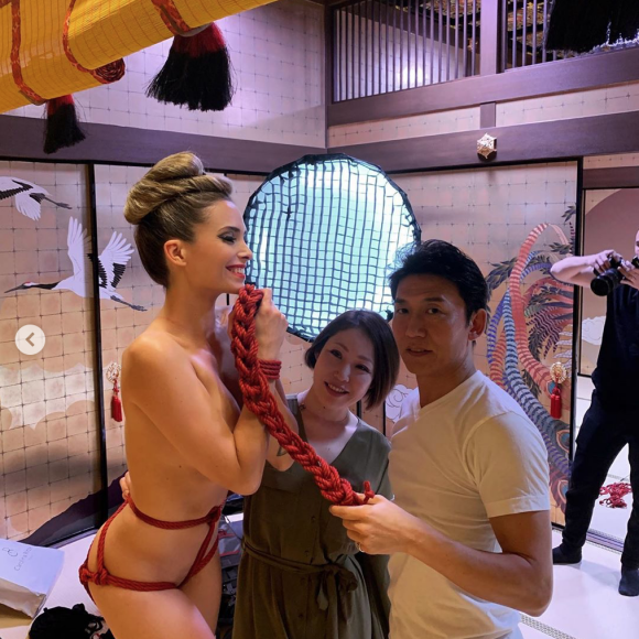 Clara Morgane dans les coulisses de la réalisation de son calendrier 2020, inspiré du Japon et de la culture geisha.