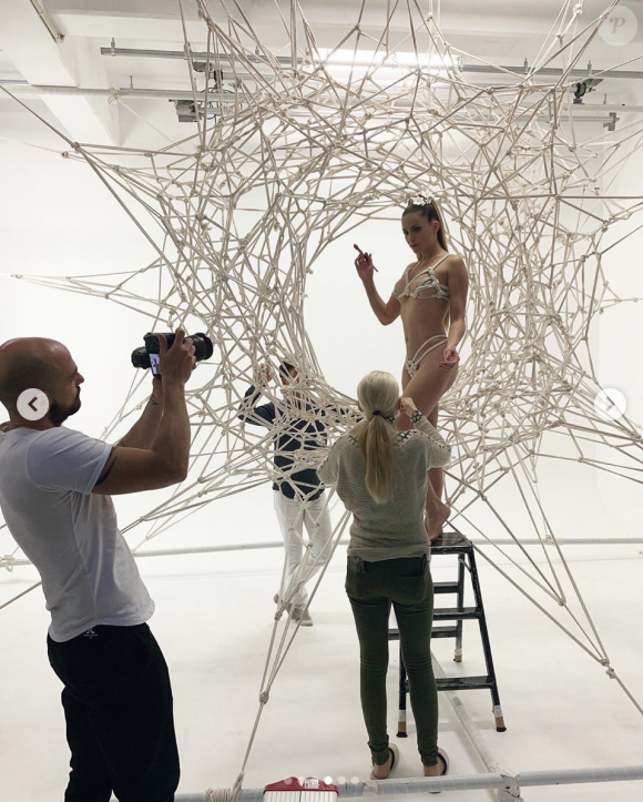 Clara Morgane dans les coulisses de la réalisation de son calendrier 2020, inspiré du Japon et de la culture geisha.