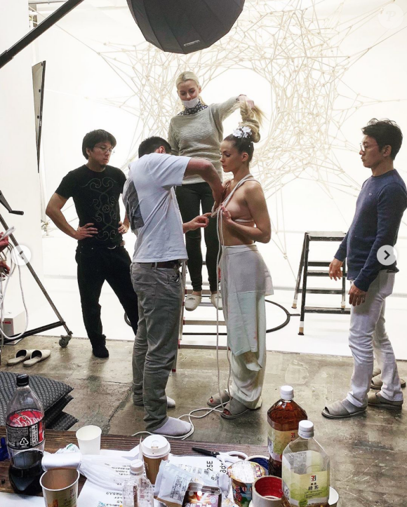 Clara Morgane dans les coulisses de la réalisation de son calendrier 2020, inspiré du Japon et de la culture geisha.