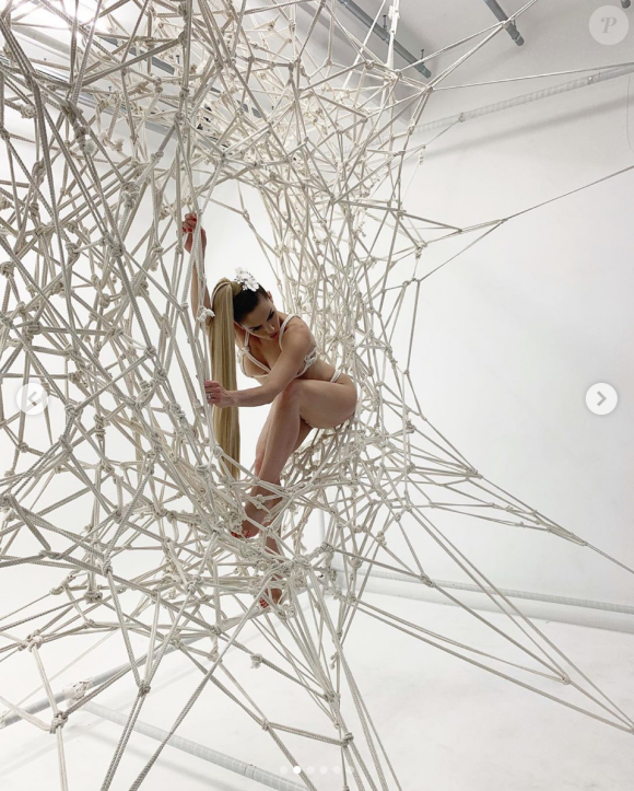 Clara Morgane dans les coulisses de la réalisation de son calendrier 2020, inspiré du Japon et de la culture geisha.