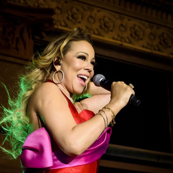 Mariah Carey chante à la soirée annuelle de Noël 'The Bay' à Toronto, le 3 novembre 2016