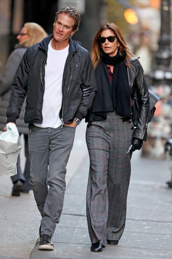 Exclusif - Cindy Crawford et son mari Rande Gerber se baladent à New York le 26 novembre 2019. 26/11/2019 - New York