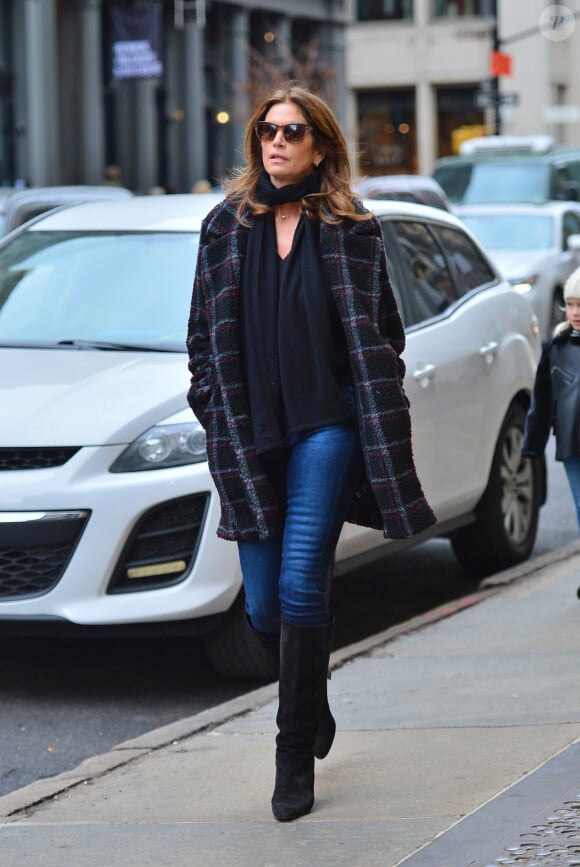 Cindy Crawford quitte l'appartement de sa fille à New York, le 27 décembre 2019.