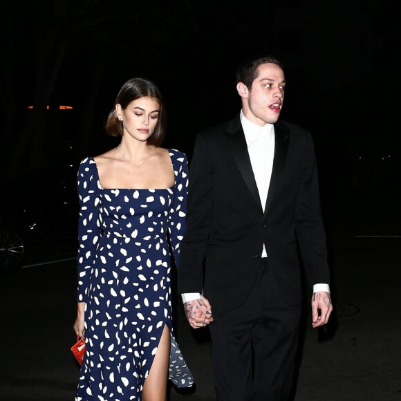 Kaia Gerber et son compagnon Pete Davidson se sont rendus samedi soir à la fête de mariage d'un couple d'amis. Dans l'après-midi, le couple a été aperçu s'embrassant langoureusement au bord d'une piscine d'un hôtel à Miami le 23 Novembre 2019.