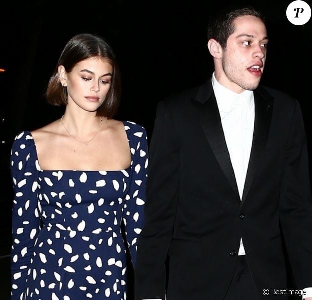 Kaia Gerber et son compagnon Pete Davidson se sont rendus samedi soir à la fête de mariage d'un couple d'amis. Dans l'après-midi, le couple a été aperçu s'embrassant langoureusement au bord d'une piscine d'un hôtel à Miami le 23 Novembre 2019.