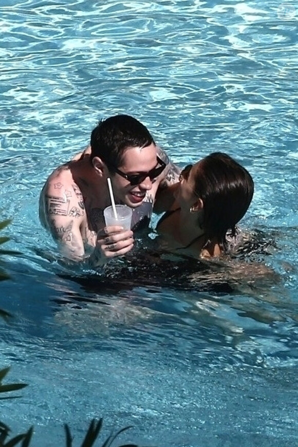 Kaia Gerber et son compagnon Pete Davidson vivent la parfait amour. Le coupe a été vu s'embrassant à de multiples reprises au bord d'une piscine à Miami le 23 Novembre 2019.