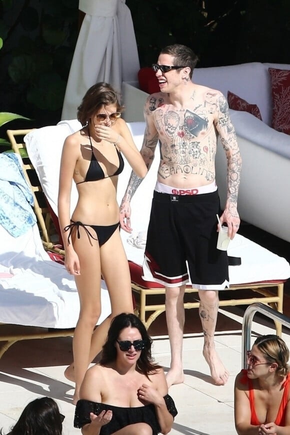 Kaia Gerber et son compagnon Pete Davidson vivent le parfait amour. Le coupe a été vu s'embrassant à de multiples reprises au bord d'une piscine à Miami le 23 Novembre 2019.