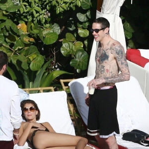 Kaia Gerber et son compagnon Pete Davidson vivent le parfait amour. Le coupe a été vu s'embrassant à de multiples reprises au bord d'une piscine à Miami le 23 Novembre 2019.