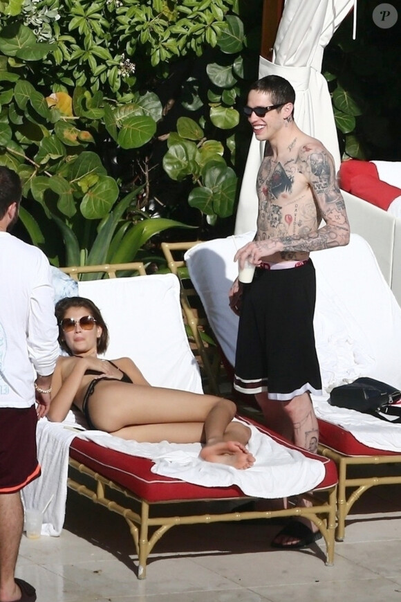 Kaia Gerber et son compagnon Pete Davidson vivent le parfait amour. Le coupe a été vu s'embrassant à de multiples reprises au bord d'une piscine à Miami le 23 Novembre 2019.
