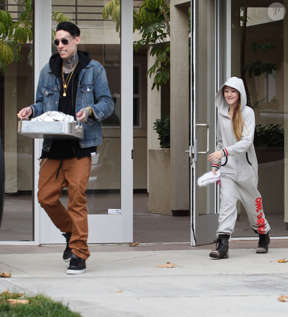 Exclusif Noah Cyrus et son frere Trace Cyrus apportent un repas de Noel a leur grand-mere a Los Angeles, le 25 decembre 2012.
