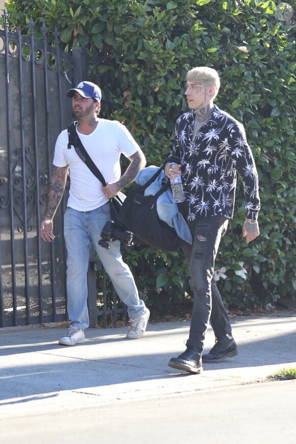 Exclusif - Trace Cyrus (le frère de M. Cyrus), extrêmement tatoué, change plusieurs fois de tenue lors d'un photoshoot dans les rues de Los Angeles, le 20 août 2019.