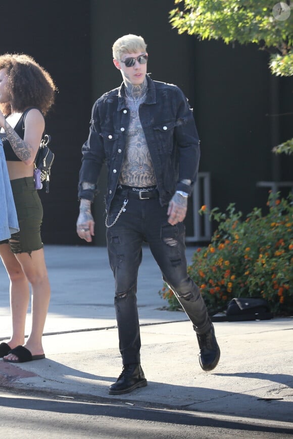 Exclusif - Trace Cyrus (le frère de M. Cyrus), extrêmement tatoué, change plusieurs fois de tenue lors d'un photoshoot dans les rues de Los Angeles, le 20 août 2019.
