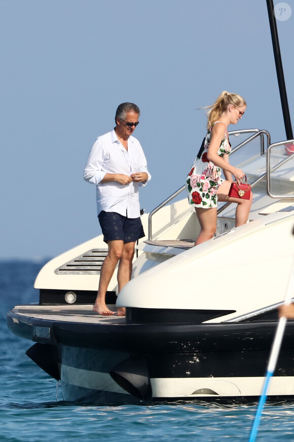 Exclusif - Lady Kitty Spencer, nièce de la princesse Diana, et son compagnon Michael Lewis font un petit tour au Club 55 à Saint-Tropez le 20 août 2019. © Jacovides / Moreau / Bestimage
