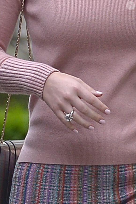 Exclusif - Lady Kitty Spencer, 28 ans, et nièce de Diana, arbore une nouvelle bague en diamants, lors d'une promenade avec son compagnon Michael Lewis, milliardaire de 60 ans, à New York, le 15 mai 2019.