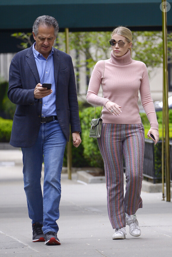 Exclusif - Lady Kitty Spencer, 28 ans, et nièce de Diana, arbore une nouvelle bague en diamants, lors d'une promenade avec son compagnon Michael Lewis, milliardaire de 60 ans, à New York, le 15 mai 2019.