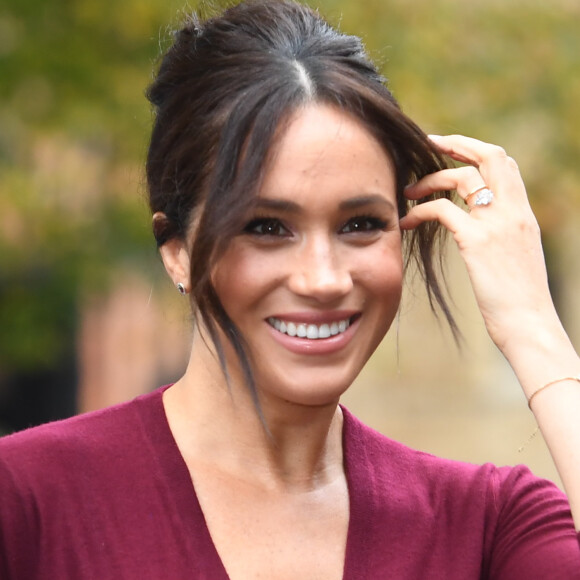 Le prince Harry, duc de Sussex, et Meghan Markle, duchesse de Sussex, arrivent pour une réunion sur l'égalité des genres avec les membres du Queen's Commonwealth Trust (dont elle est vice-présidente) et du sommet One Young World au château de Windsor, le 25 octobre 2019.