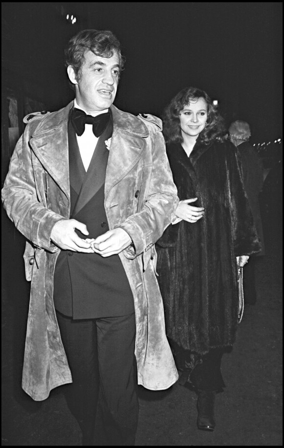 Jean-Paul Belmondo et sa compagne Laura Antonelli à la sortie du "Maxim's", à Paris, le 26 décembre 1975. 