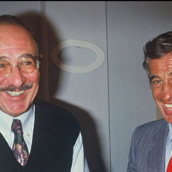 Jean-Pierre Marielle dans sa loge avec Jean-Paul Belmondo le soir de la générale de la pièce "Clerembard" en 1986.