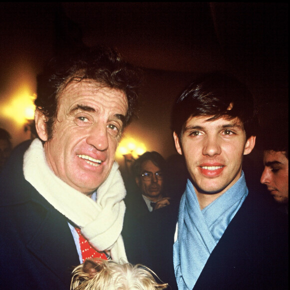 Jean-Paul Belmondo et son fils Paul à la générale de la pièce "Kean" au théâtre Marigny, à Paris, le 3 mars 1987.