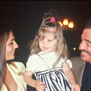 Jean-Paul Belmondo, sa fille Florence et sa petite-fille à la dernière de "Cyrano" le 7 juillet 1990, à Paris.