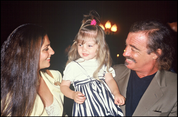 Jean-Paul Belmondo, sa fille Florence et sa petite-fille à la dernière de "Cyrano" le 7 juillet 1990, à Paris.