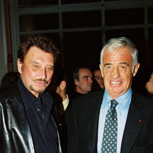 Johnny Hallyday, Jean-Paul Belmondo lors du vernissage de l'exposition des oeuvres de Paul Belmondo "Le Dessin pour Passion" au Petit Palais à Paris, le 20 novembre 2000.