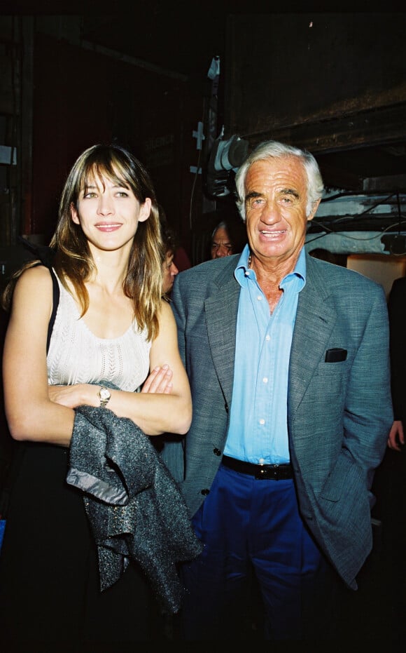 Sophie Marceau et Jean-Paul Belmondo lors de la générale de la pièce "J'adore la vie" le 12 septembre 2000.