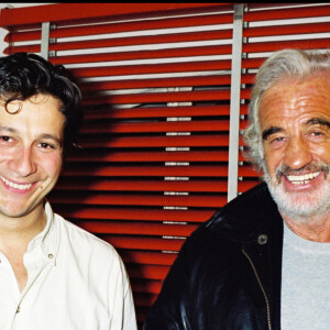 Laurent Gerra et Jean-Paul Belmondo au théâtre de Marigny, à Paris, le 14 avril 2000.