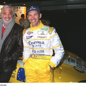Jean-Paul Belmondo avec son fils Paul lors de la course Viper 2000 à Paris le 14 février 2000.
