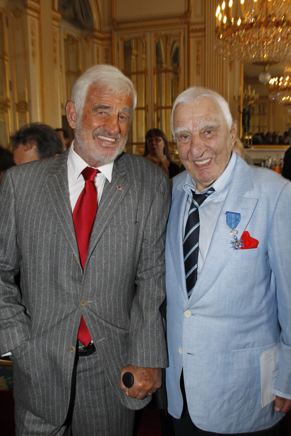 Exclusif - Jean-Paul Belmondo est venu assister à la décoration de son ami Charles Gérard (Chevalier de l'ordre national du mérite) au ministère de la Culture et de la Communication le 20 avril 2012.
