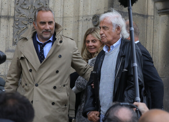 Antoine Duléry et Jean-Paul Belmondo - Les célébrités et la famille quittent l'église Saint François-Xavier après les Obsèques du comédien Jean Piat à Paris le 21 septembre 2018.