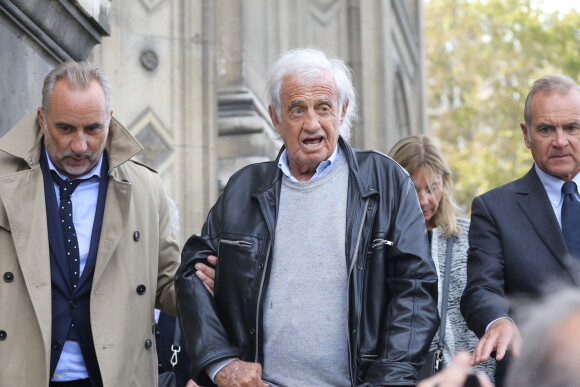 Jean Paul Belmondo et Antoine Duléry - Les célébrités et la famille quittent l'église Saint François-Xavier après les Obsèques du comédien Jean Piat à Paris le 21 septembre 2018.