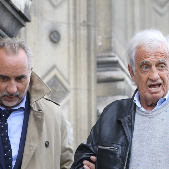 Jean Paul Belmondo et Antoine Duléry - Les célébrités et la famille quittent l'église Saint François-Xavier après les Obsèques du comédien Jean Piat à Paris le 21 septembre 2018.