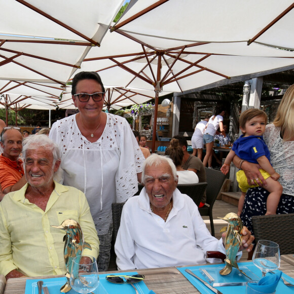 Exclusif - Le maire du Lavandou, Gil Bernardi remet le Dauphin d'argent ("un petit oscar local qui vient lui témoigner notre reconnaissance") à Jean-Paul Belmondo et son ami Charles Gérard qui déjeunent au restaurant Le c beach au Lavandou, France, le 20 août 2018. © Luc Boutria / Nice Matin / Bestimage