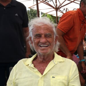 Exclusif - Jean-Paul Belmondo déjeune au restaurant Le c beach au Lavandou, France, le 20 août 2018. © Luc Boutria / Nice Matin / Bestimage