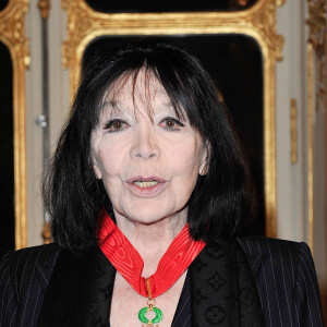 Juliette Greco recoit les insignes de Commandeur de l'ordre national de la Legion d'Honneur lors d'une ceremonie au ministere de la culture a Paris le 12 decembre 2012.