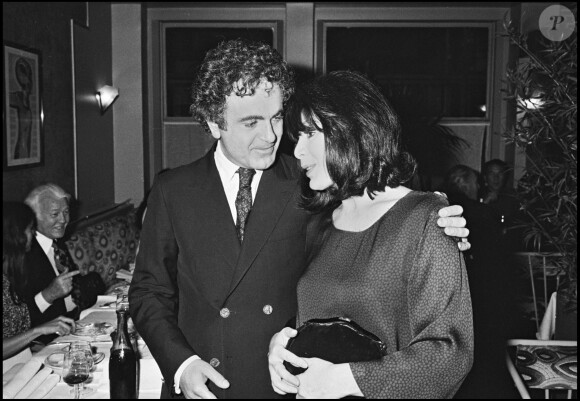 Archives- Guy Beart et Juliette Gréco en soirée à Paris, en 1976. 