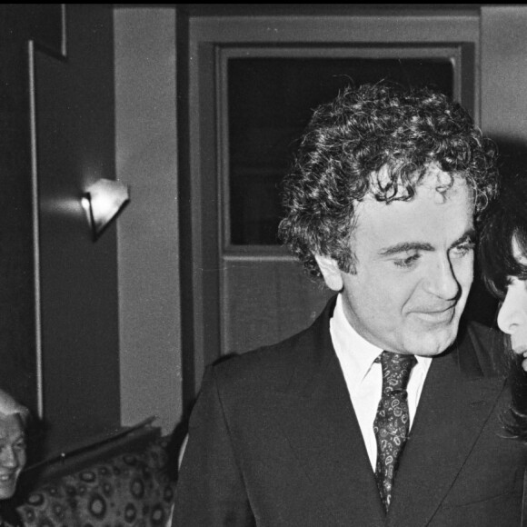 Archives- Guy Beart et Juliette Gréco en soirée à Paris, en 1976. 