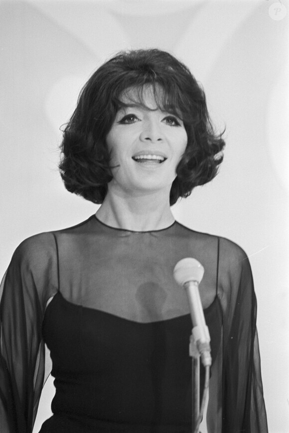 Archives - En France, à Paris, Juliette GRECO sur le plateau de l'émission "Heureuse Rencontre", le 28 septembre 1968. 