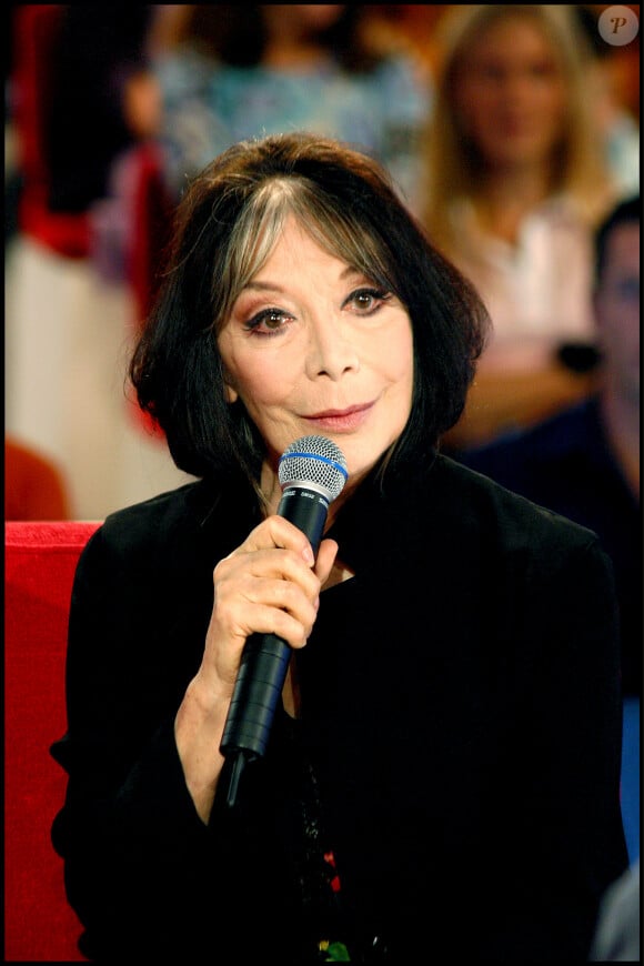 Archives- Juliette Gréco dans "Vivement dimanche", le 4 octobre 2002 à Paris. 