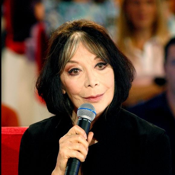 Archives- Juliette Gréco dans "Vivement dimanche", le 4 octobre 2002 à Paris. 