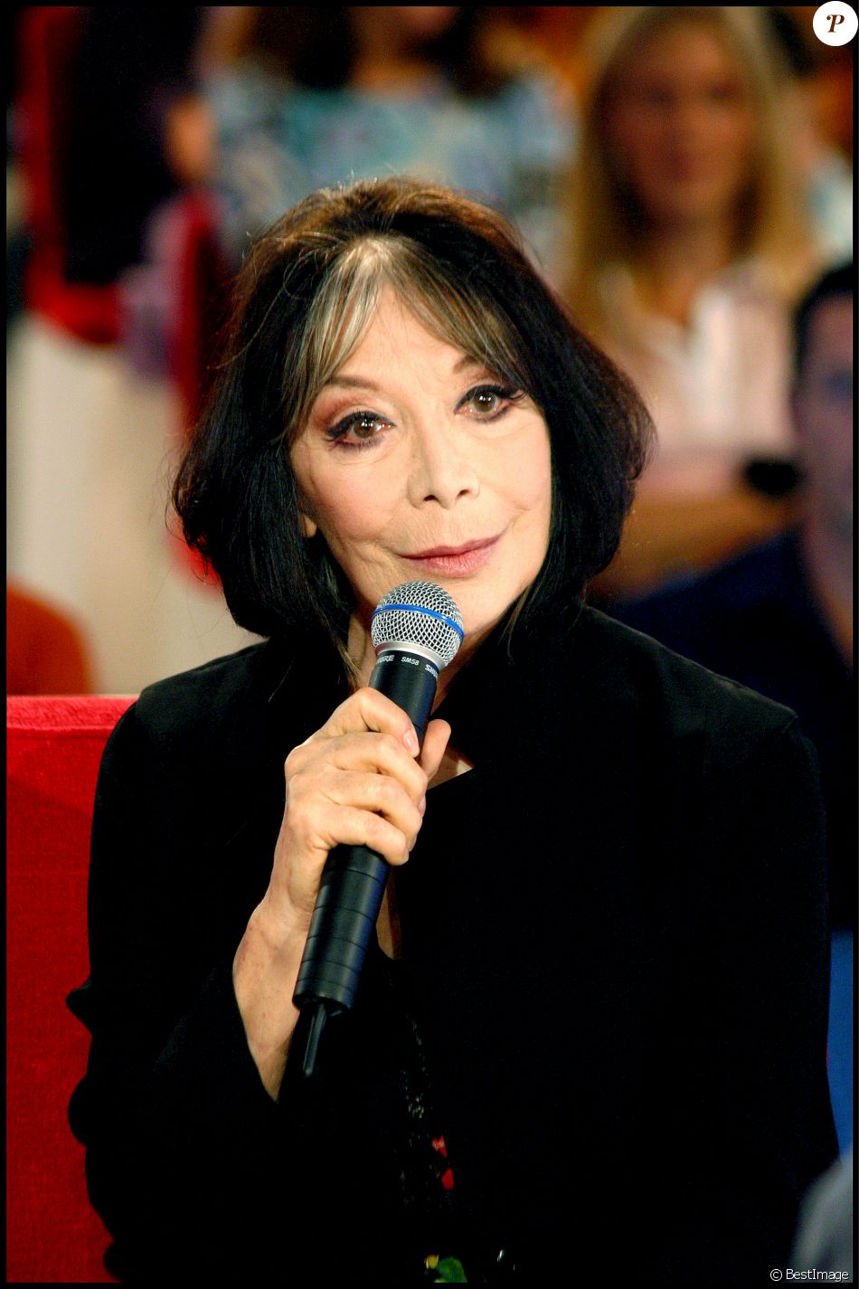 Archives- Juliette Gréco dans &quot;Vivement dimanche&quot;, le 4 octobre 2002 à Paris.  