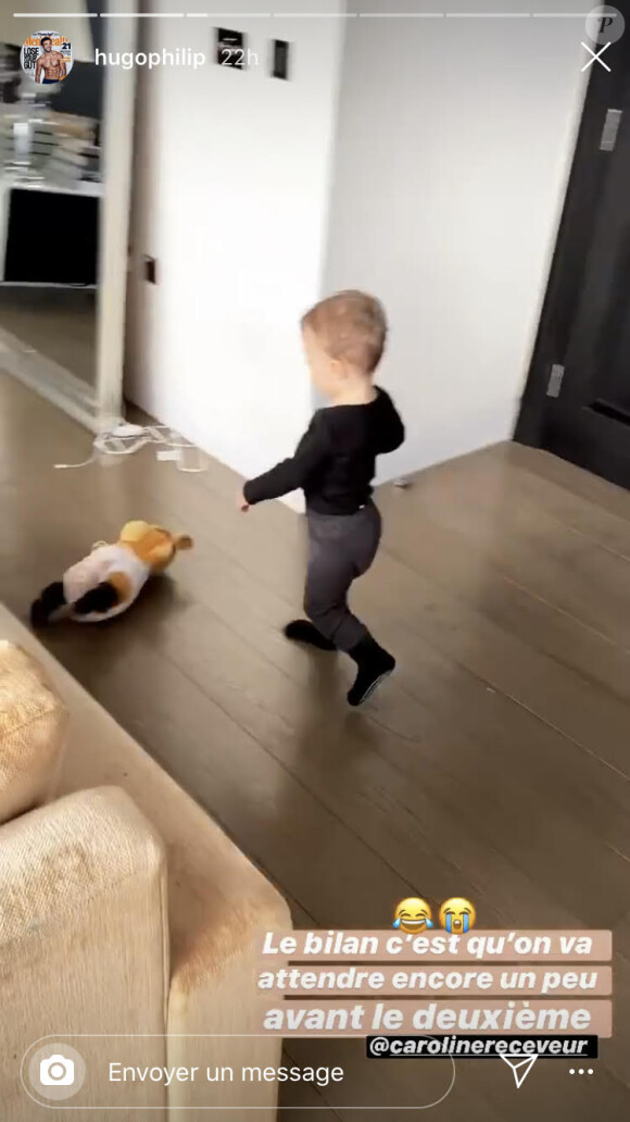Marlon filmé par son père Hugo Philip joue avec sa peluche Simba. Janvier 2020.